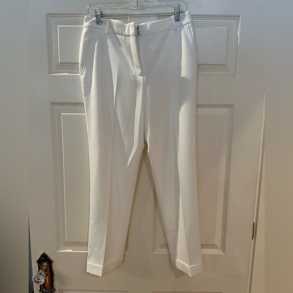 Off-White BCBG ankle pant, Size 8-Perfect addition to your minimalist wardrobe
